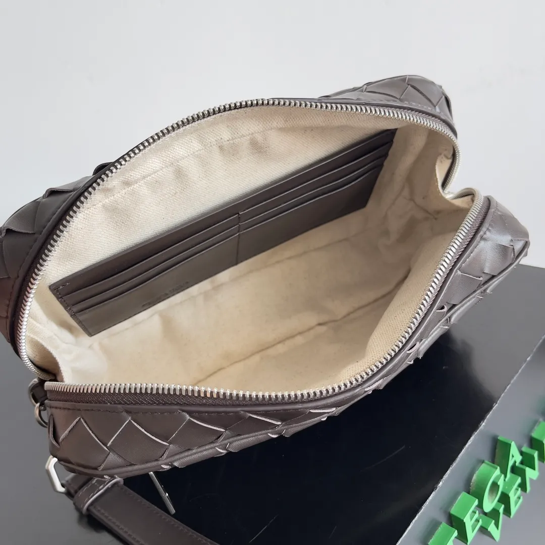 Batch 1660 BOTTEGA VENETA new men's INTRECCIATO woven wristband clutch bag. This is a clutch bag that can be hung on the wrist. It is more portable than other clutch bags. It can also hold some daily necessities. It is small and does not take up space to carry with you. The cow leather is durable and rich in texture. The classic weave is low-key and high-end. There are six card slots inside, which is very suitable for storing various cards such as ID cards and driver's licenses when traveling✈️ Style number: 777390 Size: 25*15*6.5cm
